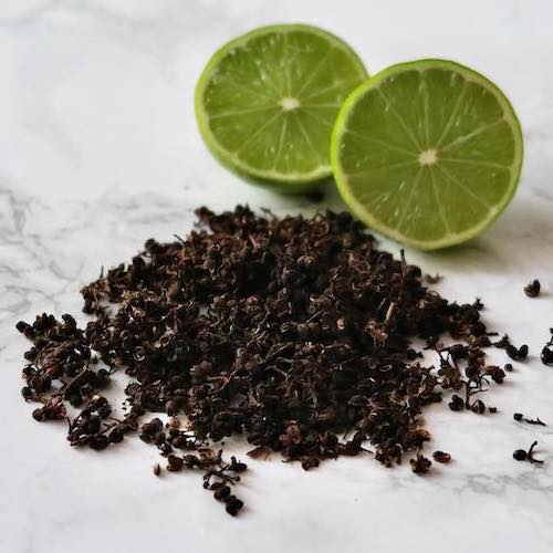 Sušený andaliman v misce s limetkou